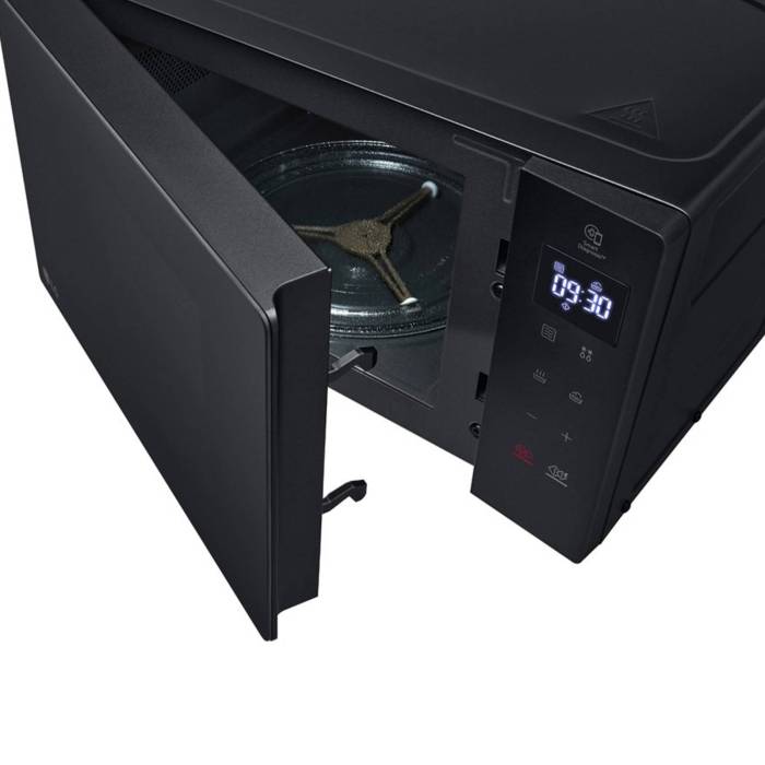 LG MS2032GAS — компактная микроволновая печь с антибактериальной защитой и сенсорной панелью, 700 Вт